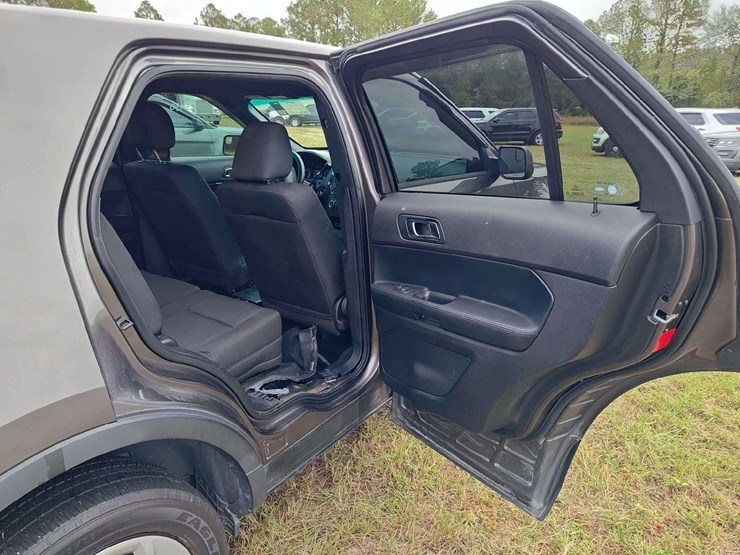 2017-ford-explorer-image-15