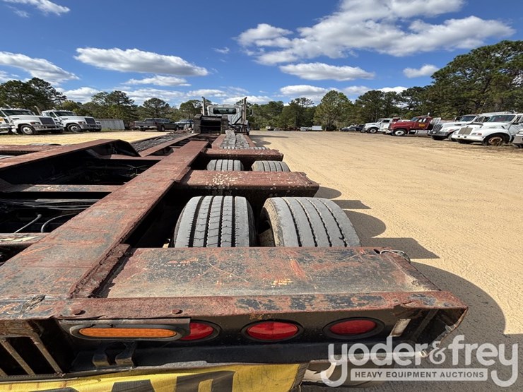 trailking-advantage-series-tri-axle-lowboy-image-11