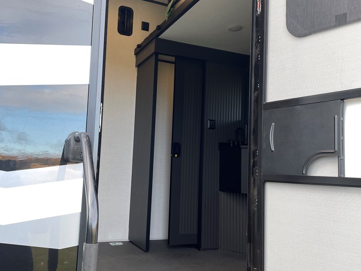 #4502-•-2025-forest-river-xlr-nitro-lux-toy-hauler-(wi-title)-image-38