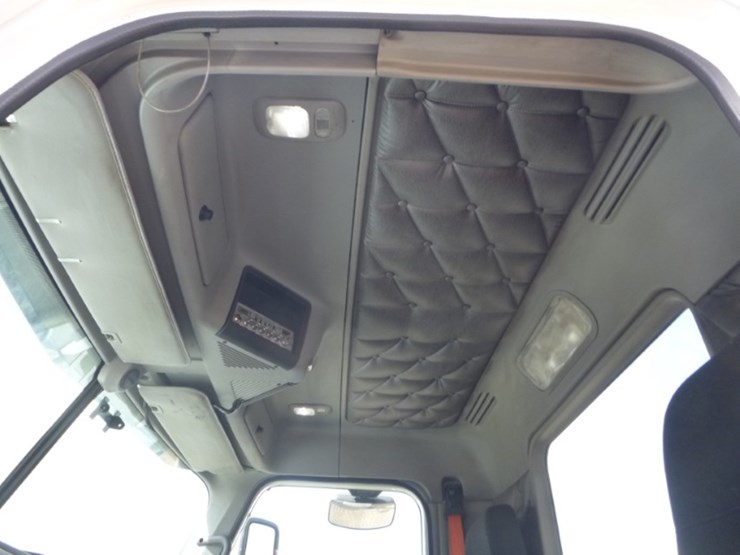 freightliner-coronado-122-image-16