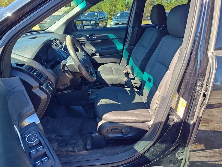 2016-ford-explorer-image-13