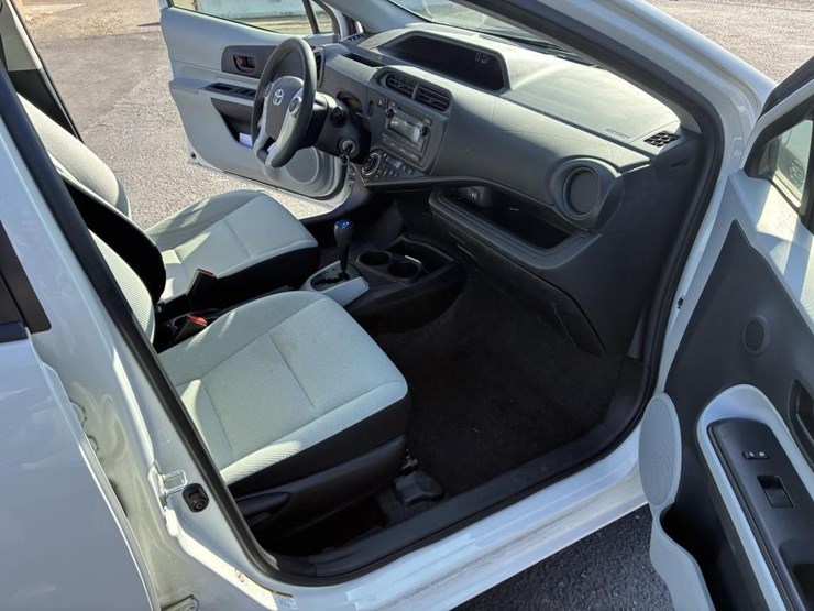 2014-toyota-prius-hatchback-image-8