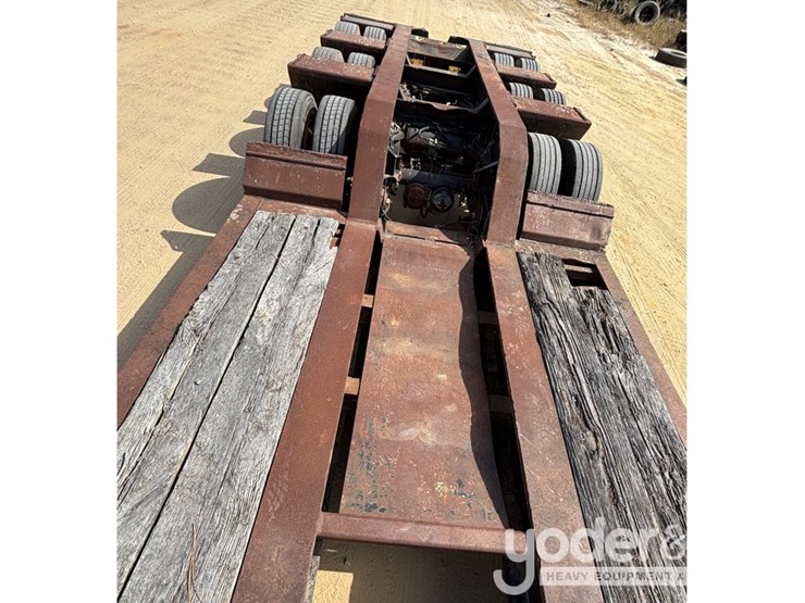 trailking-advantage-series-tri-axle-lowboy-image-17