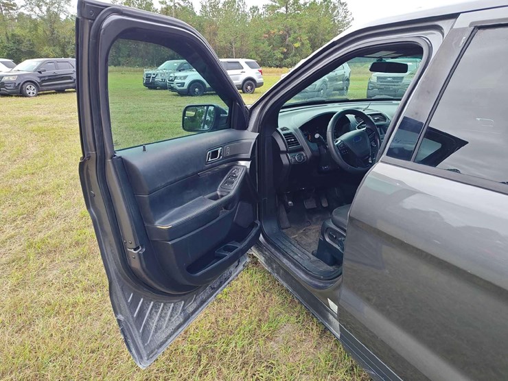 2016-ford-explorer-image-10