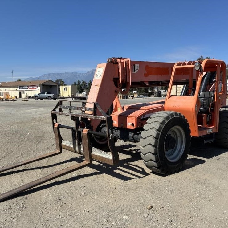 2013 JLG 8042