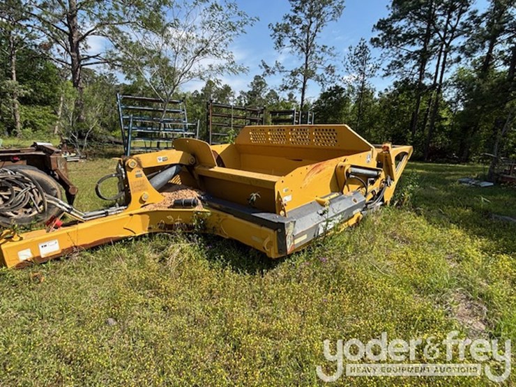 2013-deere-1812c-image-1
