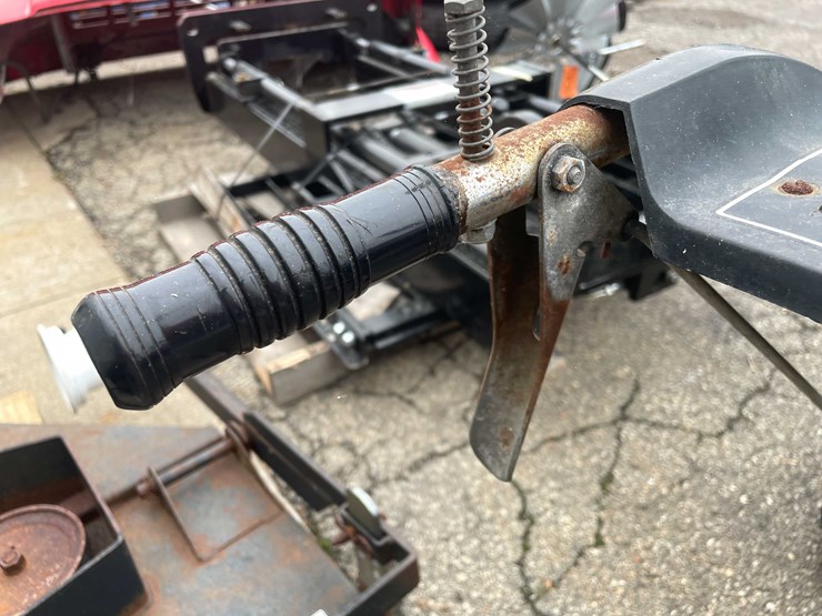 #14035-•-(2)-bolens-24"-snow-blower-(o4)-image-21