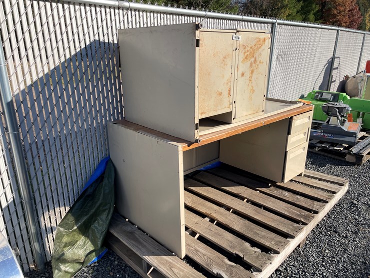 #5684-•-(2)-metal-desks-with-wood-tops-image-3