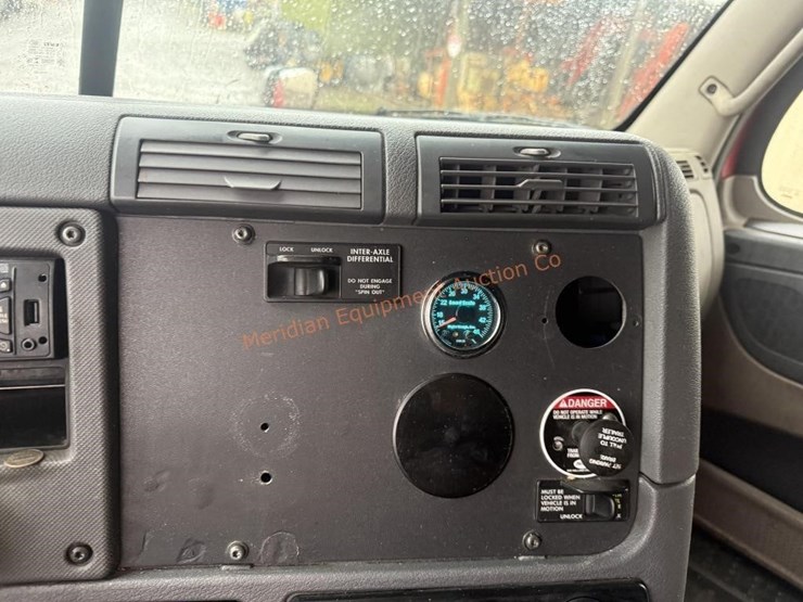 2015-freightliner-cascadia-113-image-42