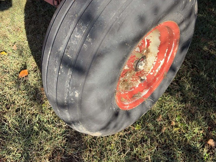 250-bushel-gravity-wagon-with-hyd.-j&m-seed-auger,-double-compartment,-double-door-image-11