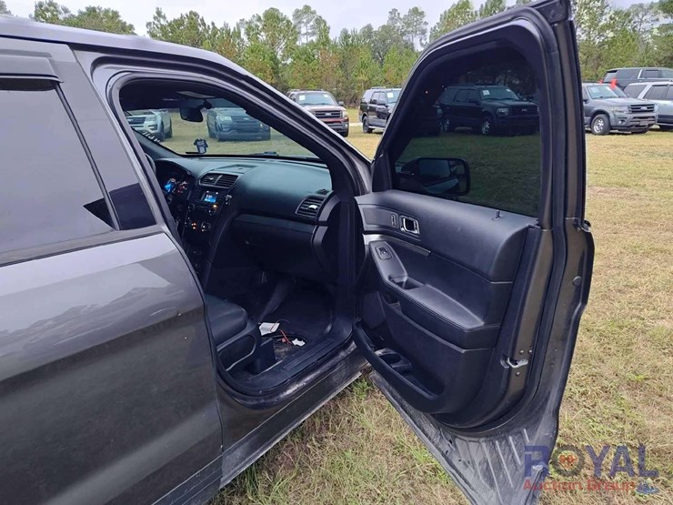 2016-ford-explorer-image-21