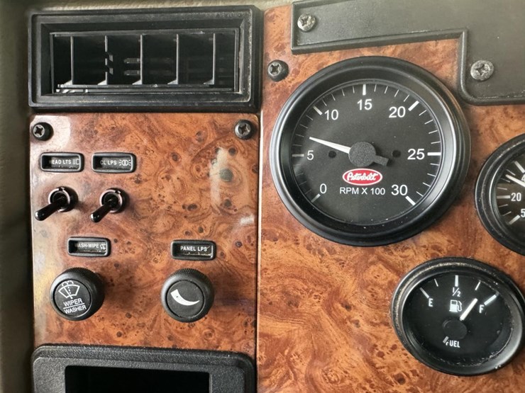 2003-peterbilt-330-image-61