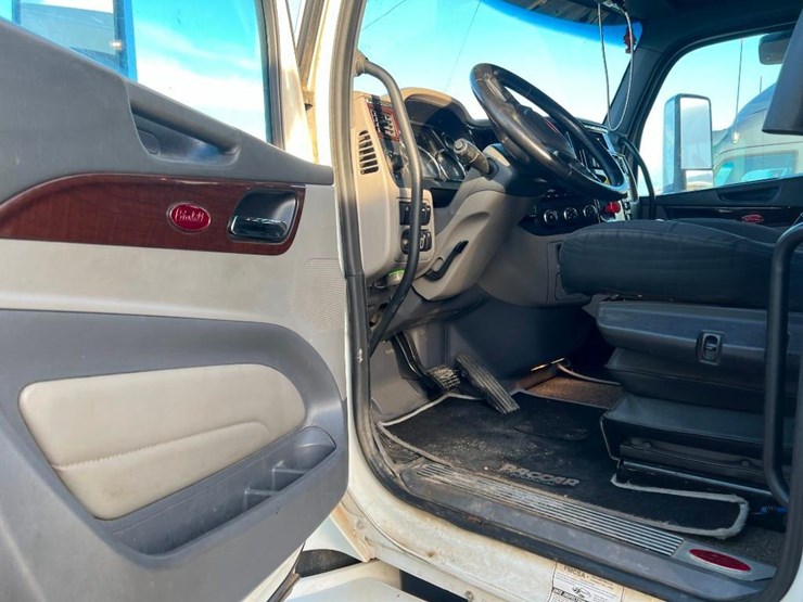 2015-peterbilt-579-image-11
