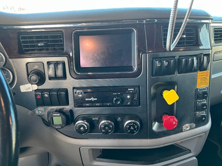 2015-peterbilt-579-image-13