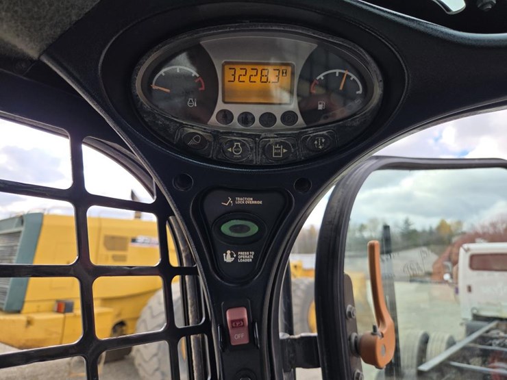 2019-bobcat-t740-image-41