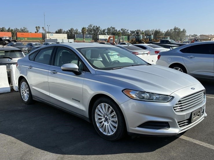 2016-ford-fusion-sedan-image-2
