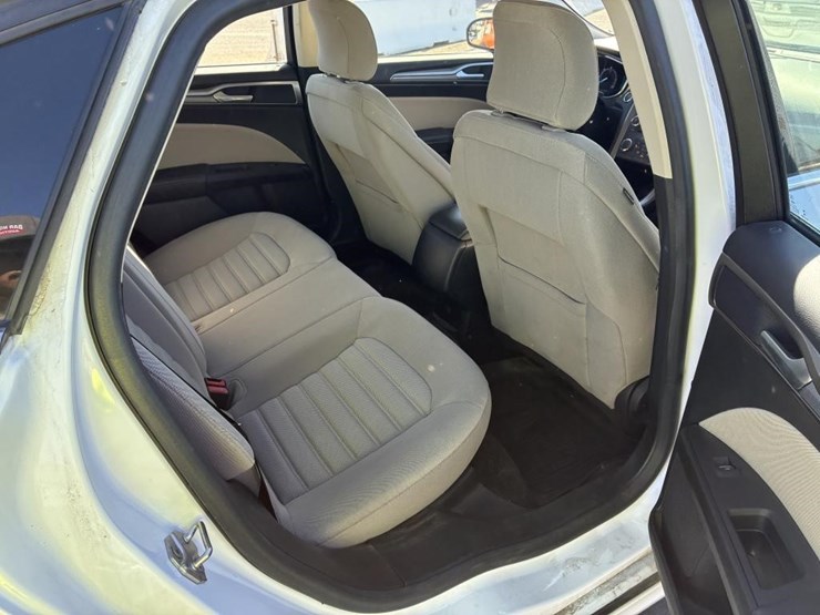 2017-ford-fusion-sedan-image-9