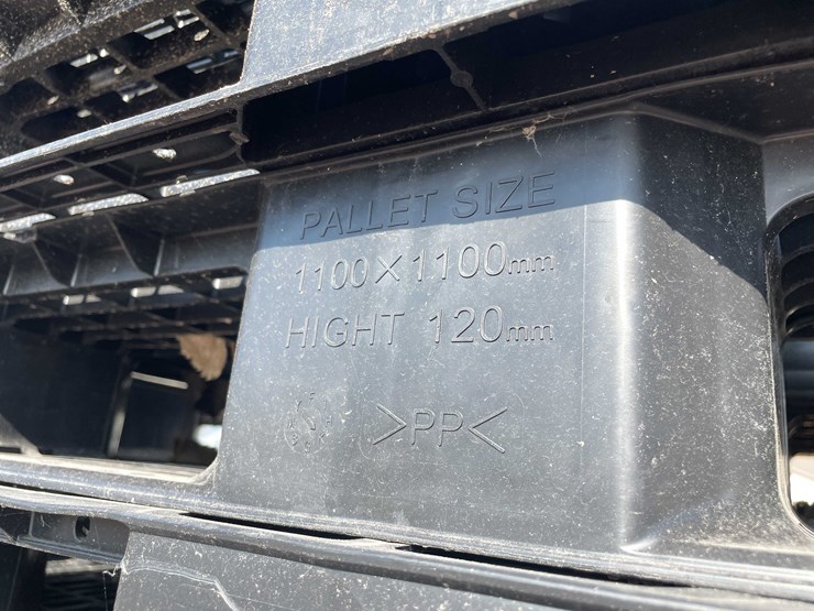 #14019-•-(40)-plastic-pallets-(o11)-image-5