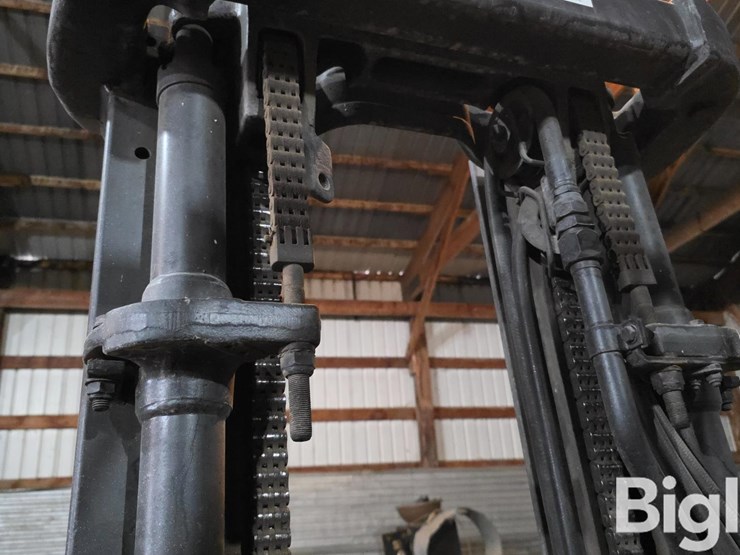 yale-glp060tgnuae087-industrial-forklift-image-12