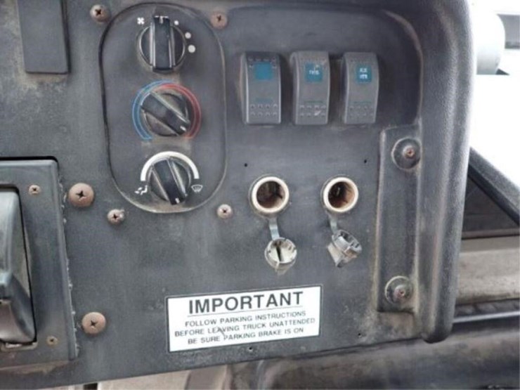 2015-freightliner-mt55-image-19