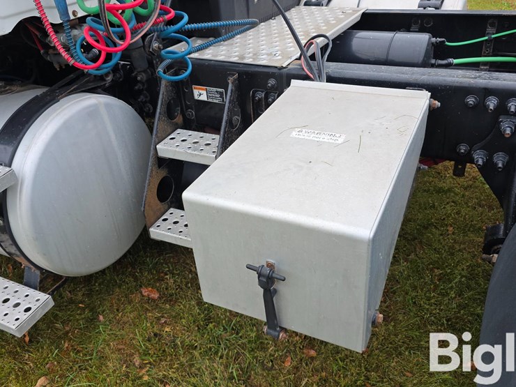 2016-freightliner-cascadia-125-image-16