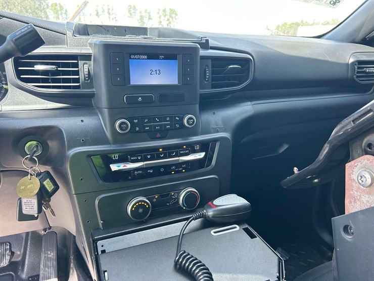 2020-ford-explorer-image-18