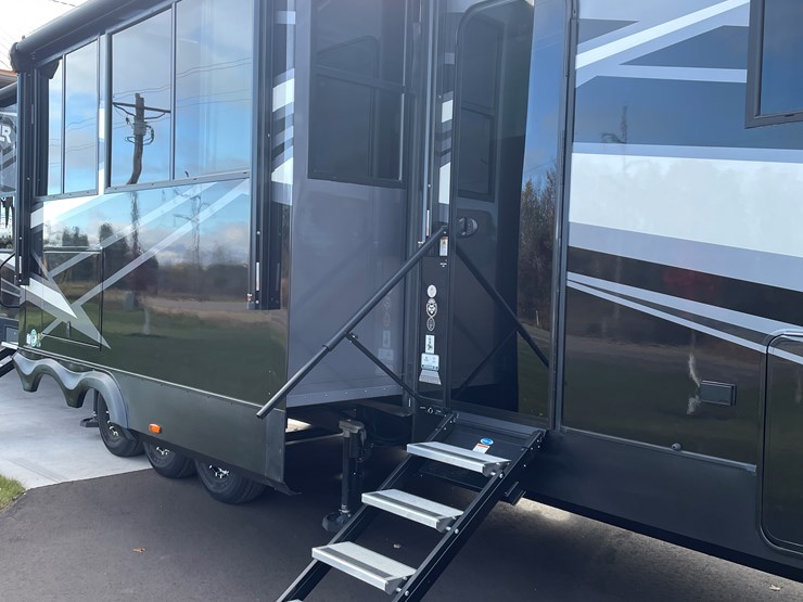 #4502-•-2025-forest-river-xlr-nitro-lux-toy-hauler-(wi-title)-image-55