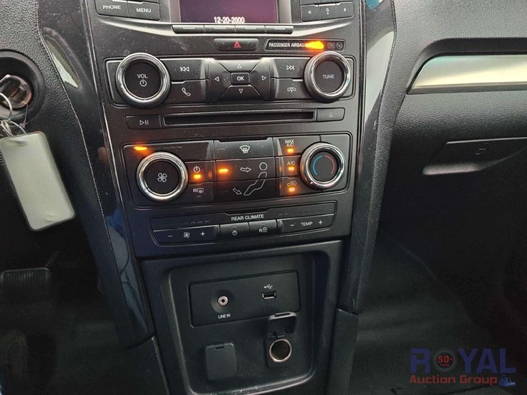 2016-ford-explorer-image-18