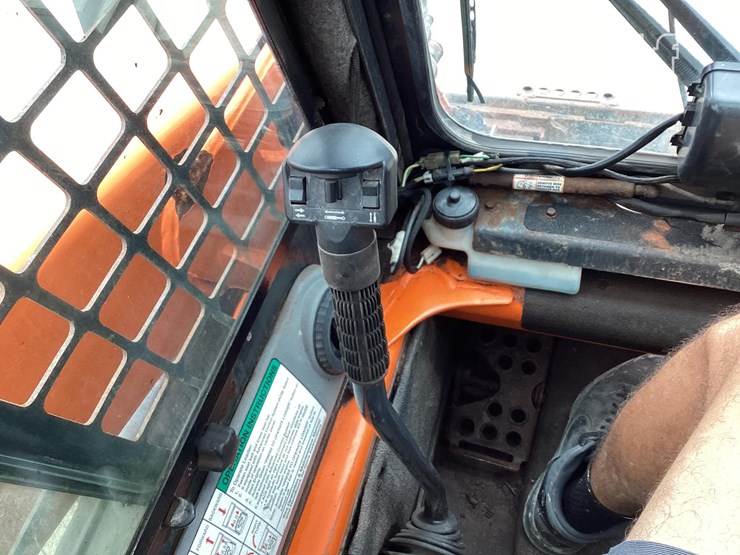 2005-bobcat-s220-image-14