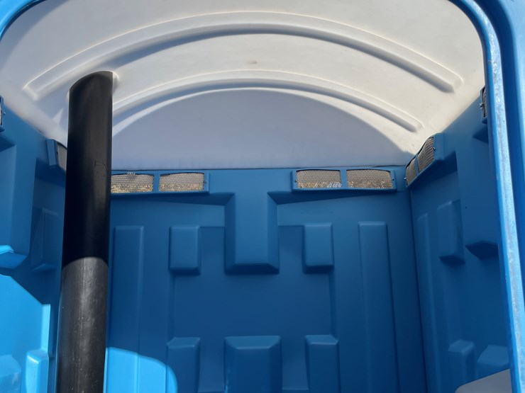 #5663-•-satellite-ind.-inc.-porta-potty-image-3