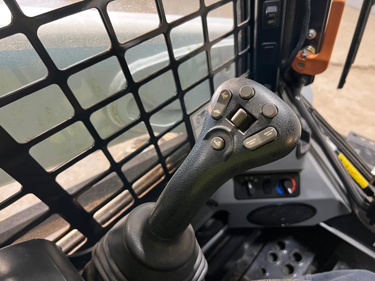 2021-bobcat-s590-image-22