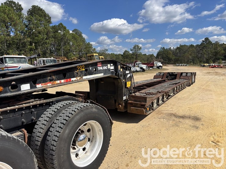 trailking-advantage-series-tri-axle-lowboy-image-1