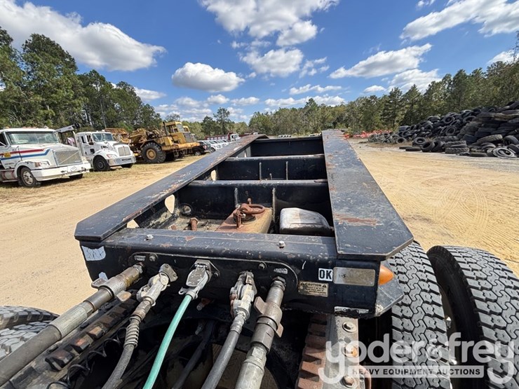 trailking-advantage-series-tri-axle-lowboy-image-21