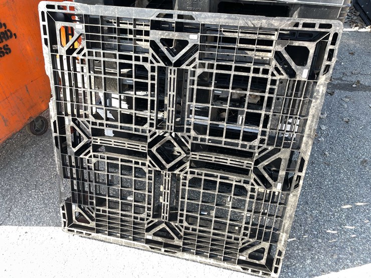 #14017-•-(40)-plastic-pallets-(o11)-image-6