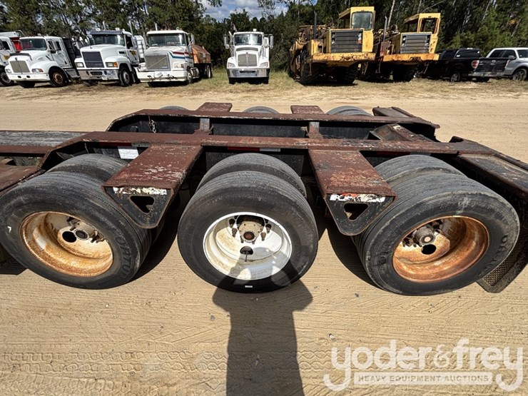 trailking-advantage-series-tri-axle-lowboy-image-14