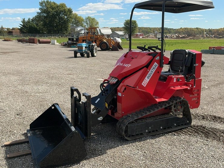 #1000-•-sda140t-mini-skid-steer-loader-with-bucket-&-fork-attachments-image-1
