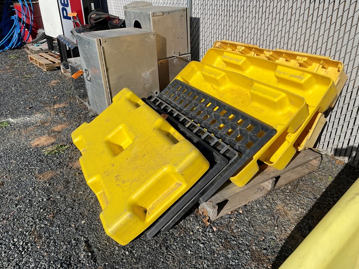 #5695-•-(4)-spill-containment-stations-image-2