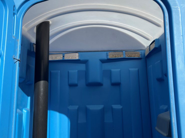 #5664-•-satellite-ind.-inc.-porta-potty-image-3