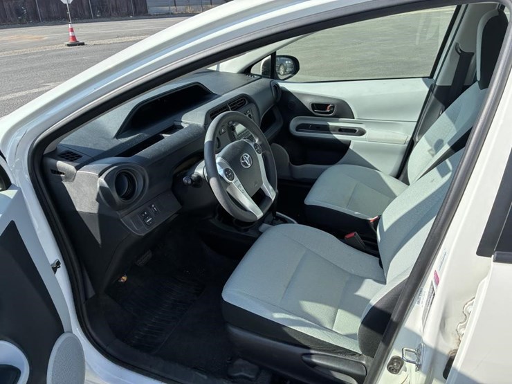 2014-toyota-prius-hatchback-image-11