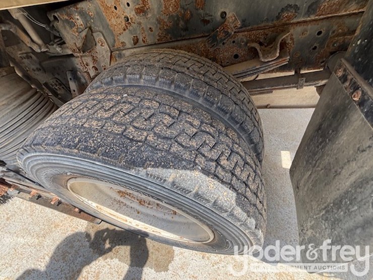 2014-isuzu-nqr-image-9