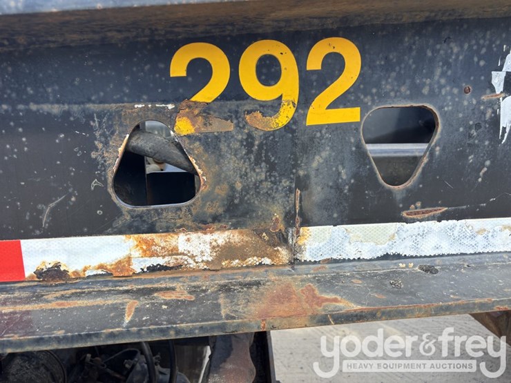 trailking-advantage-series-tri-axle-lowboy-image-24