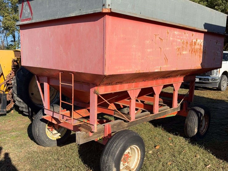 200-bushel-gravity-wagon-on-john-deere-gear-image-4