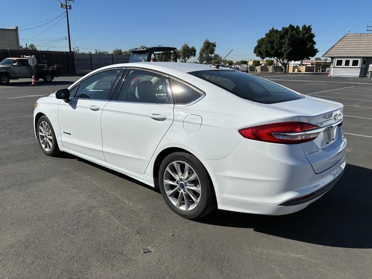 2017-ford-fusion-sedan-image-4