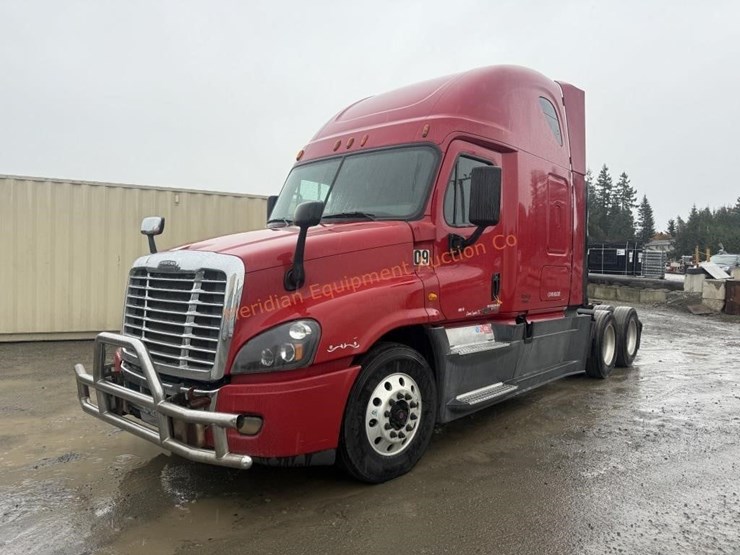 2015-freightliner-cascadia-113-image-2
