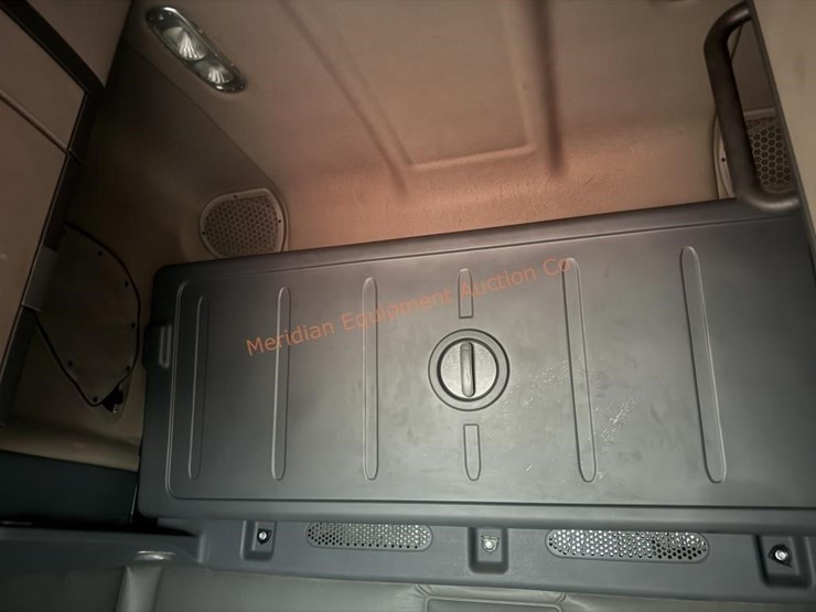 2015-freightliner-cascadia-113-image-40