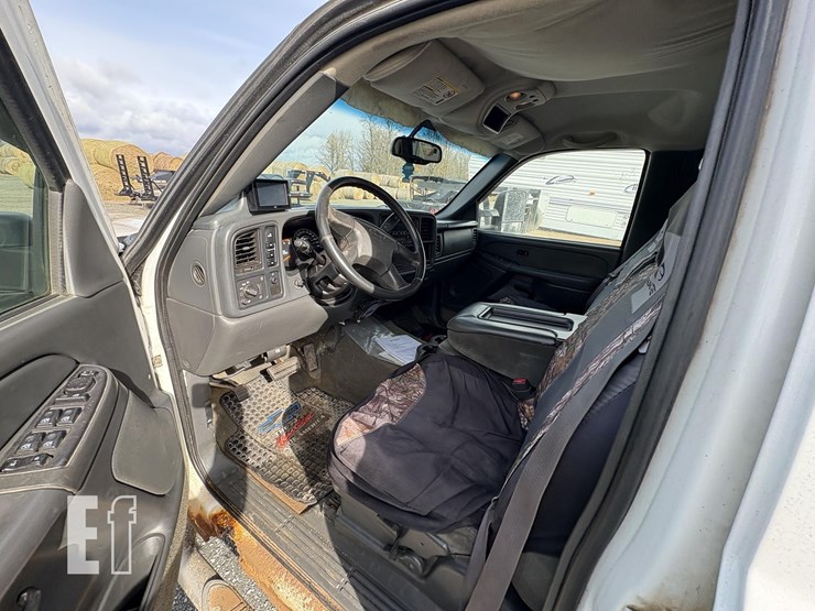 2004-chevrolet-silverado-2500-image-10