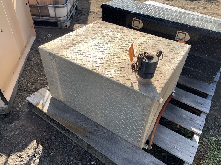 #5710-•-diamond-plate-tank-image-1