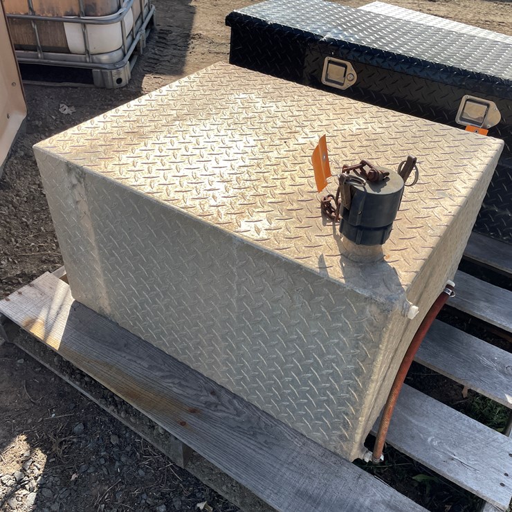 #5710 • Diamond Plate Tank