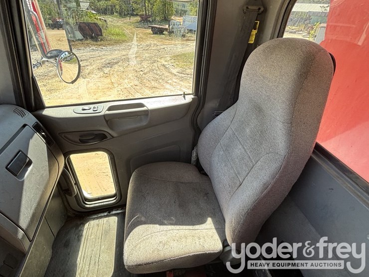 2020-peterbilt-348-image-11