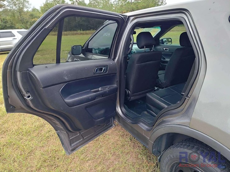 2016-ford-explorer-image-26